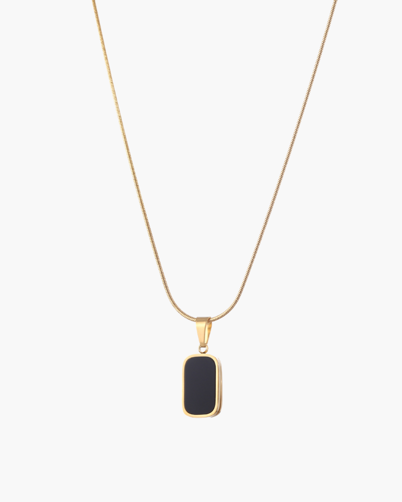 collana uomo, collana pendente, collana oro, pendente nero, gioielli maschili, collana elegante uomo, regalo per lui, collana oro nero, moda maschile, accessori moda, collana oro con pendente nero, collana elegante pendente, collana maschile, pendente uomo oro nero, accessorio uomo, idea regalo uomo, stile maschile, tendenza moda uomo, gioiello uomo elegante, moda accessori uomo, pendente moda