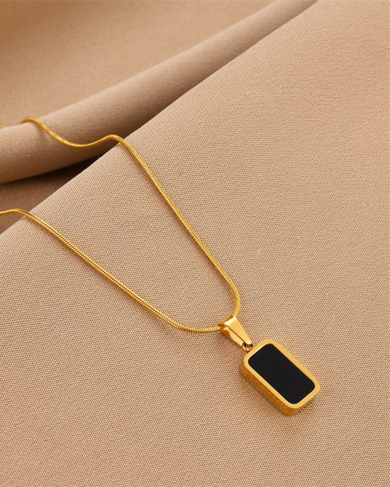 Collana Nera – Eleganza in Nero e Oro