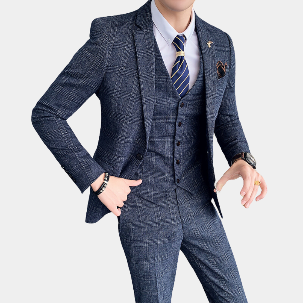 abito uomo elegante, abito tre pezzi, completo a quadri, abito moda uomo, abito versatile, elegante, stile, completo, giacca, pantaloni, abbigliamento maschile raffinato, vestito con tessuto a quadri, look maschile sofisticato, abbigliamento elegante, giacca coordinata ai pantaloni, stile moderno uomo, moda maschile versatile, abbigliamento formale uomo, completo sartoriale uomo raffinato