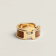 Testo alternativo: anello elegante, anello timeless, anello moda. Immagine raffigurante un anello elegante e senza tempo, ideale per completare qualsiasi look moda con stile e raffinatezza. Questo anello timeless si distingue per un design moderno ma classico, indicato per chi cerca accessori moda versatili e sempre attuali. L’anello moda aggiunge un tocco sofisticato ad ogni abbinamento, perfetto per occasioni speciali o uso quotidiano.