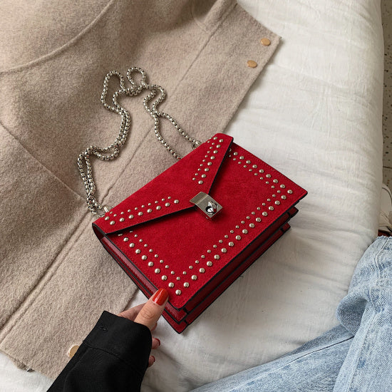 Aggiungi un Tocco di Eleganza al Tuo Stile con la Borsa a Tracolla Céleste Chic in Pelle PU La borsa a tracolla Céleste Chic in pelle PU da donna è la scelta perfetta per chi desidera combinare eleganza e praticità. Con il suo design moderno e finiture impeccabili, questa borsa è pensata per completare qualsiasi tuo outfit. Realizzata con materiali di alta qualità, offre non solo stile ma anche durabilità. Compatta ma spaziosa, include una tasca per il telefono e presenta dettagli alla moda!