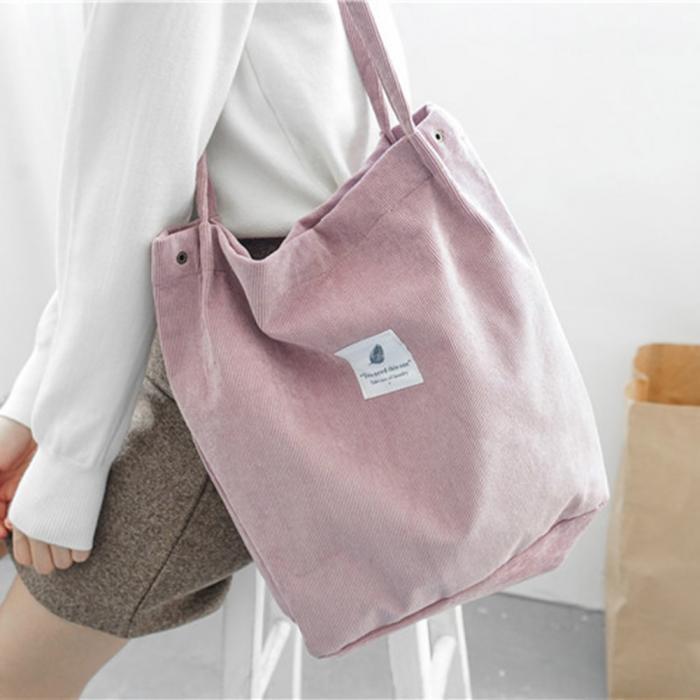 Questa borsa con tasche interne offre spazio e organizzazione ottimali per le attività quotidiane. Il nostro sac cabas è ideale per chi cerca stile e funzionalità, con un design che valorizza la borsa donna vegetale. Perfetta per chi desidera una borsa con tasche interne e una borsa elegante sostenibile, è realizzata con materiali rispettosi dell'ambiente.