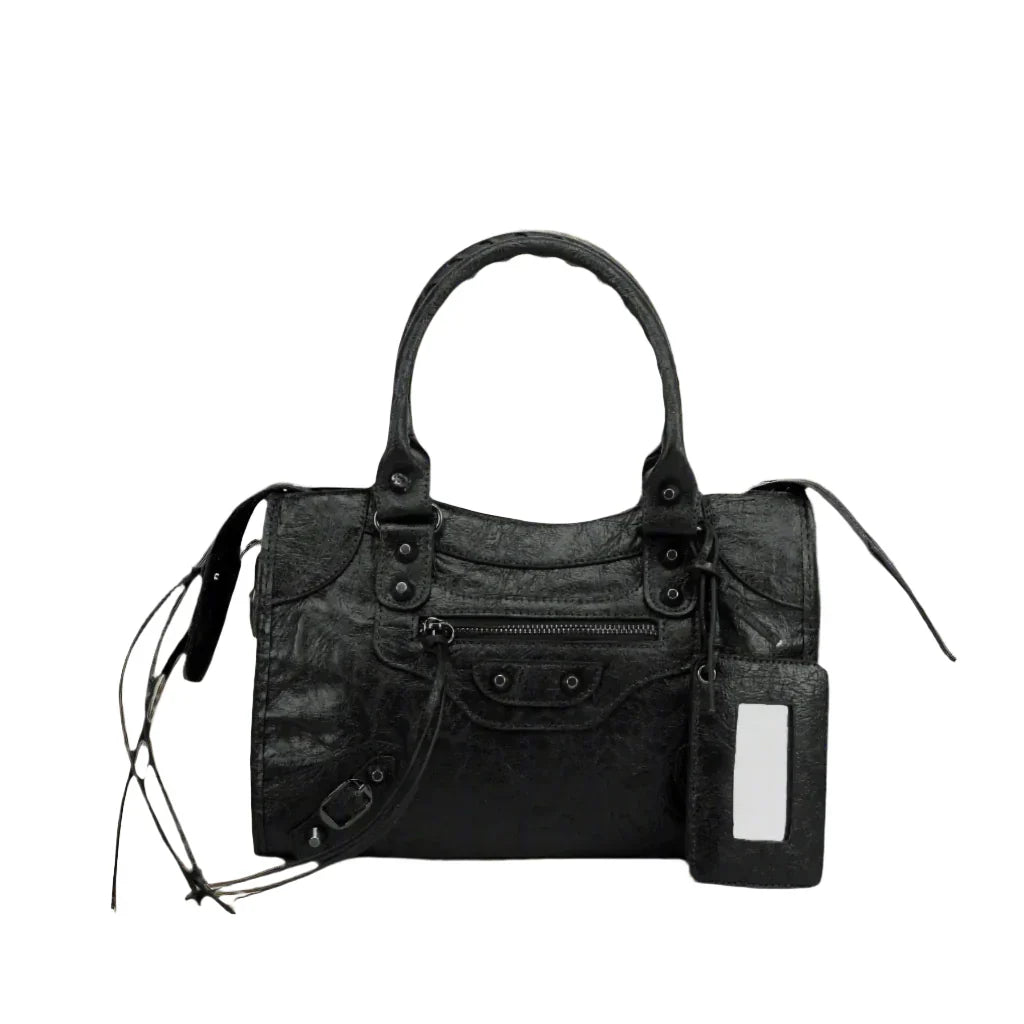 Scopri l'Eleganza con il Sac à Main en Cuir Véritable – Élégance Intemporelle e Finitura Artisanale Afferma il tuo stile con un accessorio indispensabile che unisce raffinatezza e funzionalità. Questa borsa a mano in pelle, realizzata con cura da artigiani qualificati, offre un aspetto sofisticato adatto a tutte le occasioni. Progettata per accompagnarti quotidianamente in ogni evento, si distingue per la qualità dei suoi materiali, le finiture impeccabili e il design senza tempo.