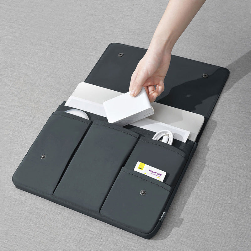 Proteggi il tuo computer con stile! Scopri il Nouveau style - Sac pour ordinateur portable noir et blanc, étui protecteur. Progettata per combinare eleganza e funzionalità, questa borsa è perfetta per trasportare il tuo computer portatile, tablet o iPad in tutta sicurezza. Realizzata in nylon, offre una protezione ottimale pur essendo leggera e pratica. Il suo design chic e la struttura ben pensata la rendono un accessorio indispensabile per chi cerca sicurezza e stile. Principali vantaggi: Materiale resist