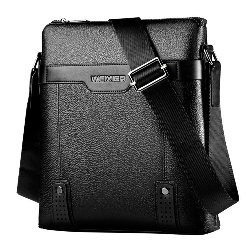 Sac à bandoulière - Borsa in Pelle PU per Uomini, Stile Casual Scopri la Borsa a Tracolla, un accessorio moda indispensabile per l'uomo moderno. Realizzata in pelle PU di alta qualità, questa borsa combina eleganza e praticità, rendendola perfetta per il lavoro e il tempo libero. Grazie alle sue dimensioni compatte e alla chiusura a zip, è ideale per trasportare i tuoi oggetti essenziali con stile e sicurezza ogni giorno.