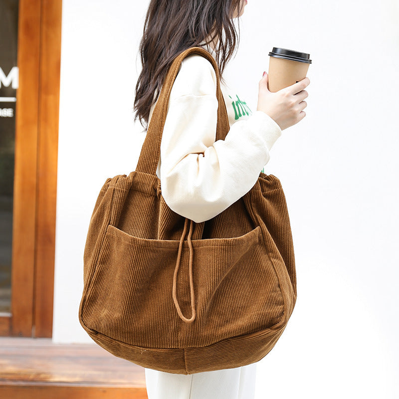 ChicVert - L'Accessorio Perfetto in Velluto a Coste Scopri il Sacchetto a Tracolla in Velluto a Coste ChicVert, l'accessorio che combina eleganza e praticità. Perfetta per aggiungere uno stile sofisticato al tuo outfit, questa borsa a tracolla donna è dotata di molteplici tasche per organizzare comodamente tutti i tuoi effetti personali. Realizzata in velluto a coste di alta qualità, offre un tocco di raffinatezza e comfort.