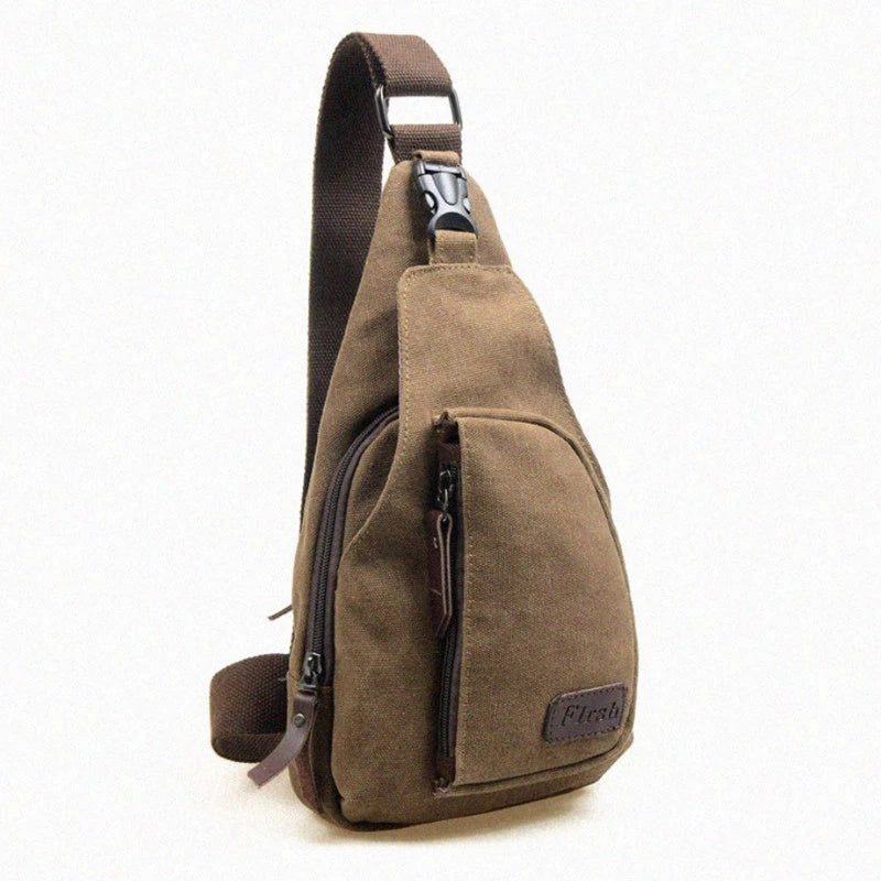 Voyageur - Il compagno ideale per le tue avventure Scopri la perfetta combinazione di stile e praticità con il borsello uomo tela Voyageur. Questa borsa tracolla uomo è realizzata in resistente tela di cotone, disponibile in due dimensioni per adattarsi alle vostre esigenze. Che tu stia partendo per una fuga dalla città o affrontando la routine quotidiana, questa borsa uomo viaggio sarà la tua fedele compagna. Il suo design moderno ti consente di trasportare gli elementi essenziali con eleganza e funzionali