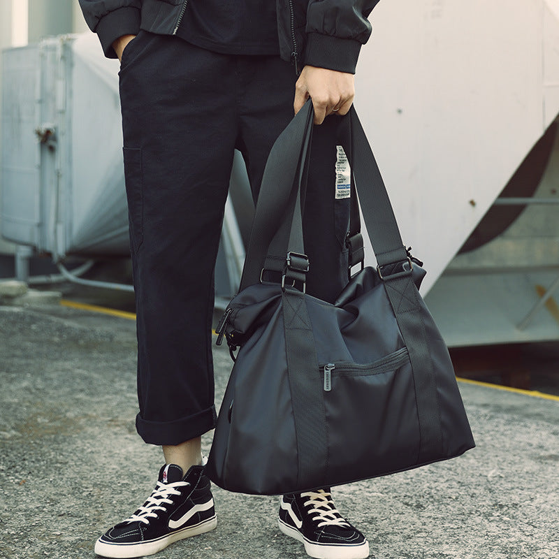 Viaggia con Stile con VoyagePro! Scopri il VoyagePro - il borsone da viaggio per l'uomo moderno che ricerca sia stile che funzionalità. Con la sua grande capacità e il design impermeabile, questa borsa è ideale per tutte le tue avventure, sia che si tratti di un weekend fuori porta o di un viaggio di lavoro. Grazie al suo design sofisticato, puoi trasportare tutto il necessario in modo sicuro e confortevole. Principali Vantaggi: Grande Capacità: Spazio sufficiente dai 20 ai 35 litri per tutti i tuoi oggetti