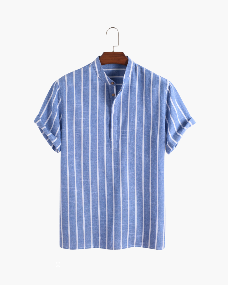 Scopri l'Eleganza della Polo Marinara Bari Scopri il perfetto equilibrio tra stile e sostenibilità con la nostra Polo Marinara Bari, una camicia a righe blu realizzata in cotone organico di alta qualità. Perfetta per l’uomo moderno che cerca un abbigliamento eco-friendly senza rinunciare all’eleganza. Ideale come camicia estiva da uomo, questa camicia leggera e traspirante offre un comfort eccezionale grazie al suo design a maniche corte e al collo coreano.