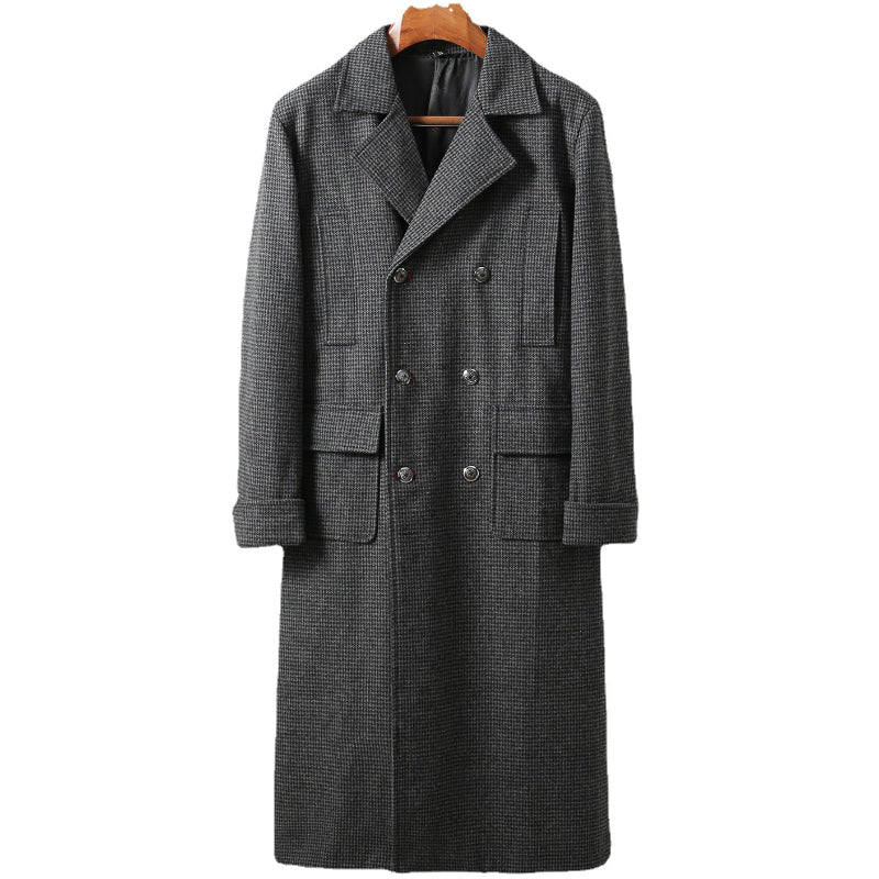 cappotto lungo uomo, cappotto doppiopetto, cappotto lana uomo, giacca invernale uomo, cappotto elegante uomo, cappotto a quadri uomo, soprabito uomo, cappotto maschile caldo, abbigliamento inverno uomo, stile elegante uomo, soprabito doppiopetto, moda maschile, cappotto raffinato uomo, giacca elegante invernale uomo, cappotto da uomo, outfit maschile formale, cappotto uomo lana lungo caldo