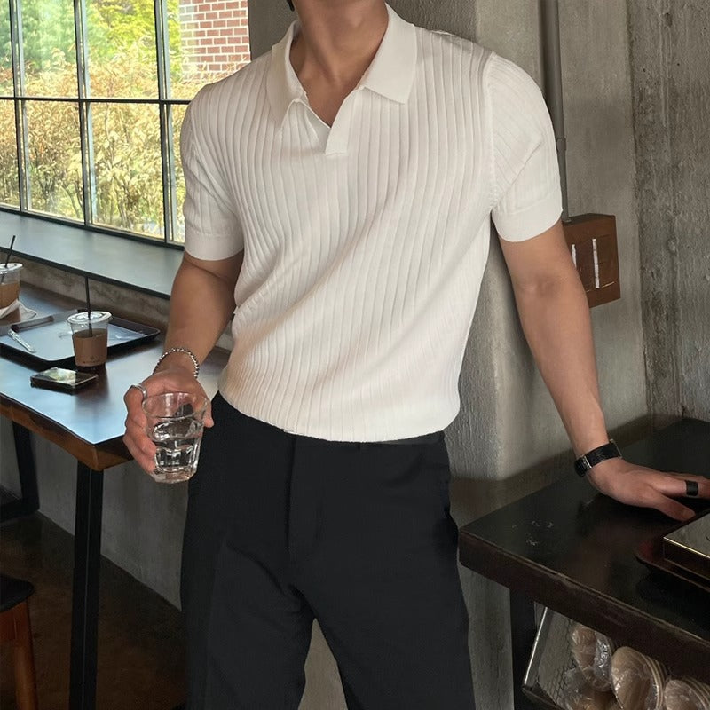 maglia uomo, maglia a coste uomo, knitwear uomo, maglia estiva uomo, moda uomo estate, maglia uomo casual, maglieria maschile, abbigliamento uomo estivo, knitwear leggero uomo, maglia uomo elegante, stile casual uomo estate, tendenza moda uomo, outfit uomo estate, moda uomo attuale, tessuto estivo uomo, stile uomo contemporaneo, look maschile estivo, maglia a coste elegante uomo, moda uomo stagione