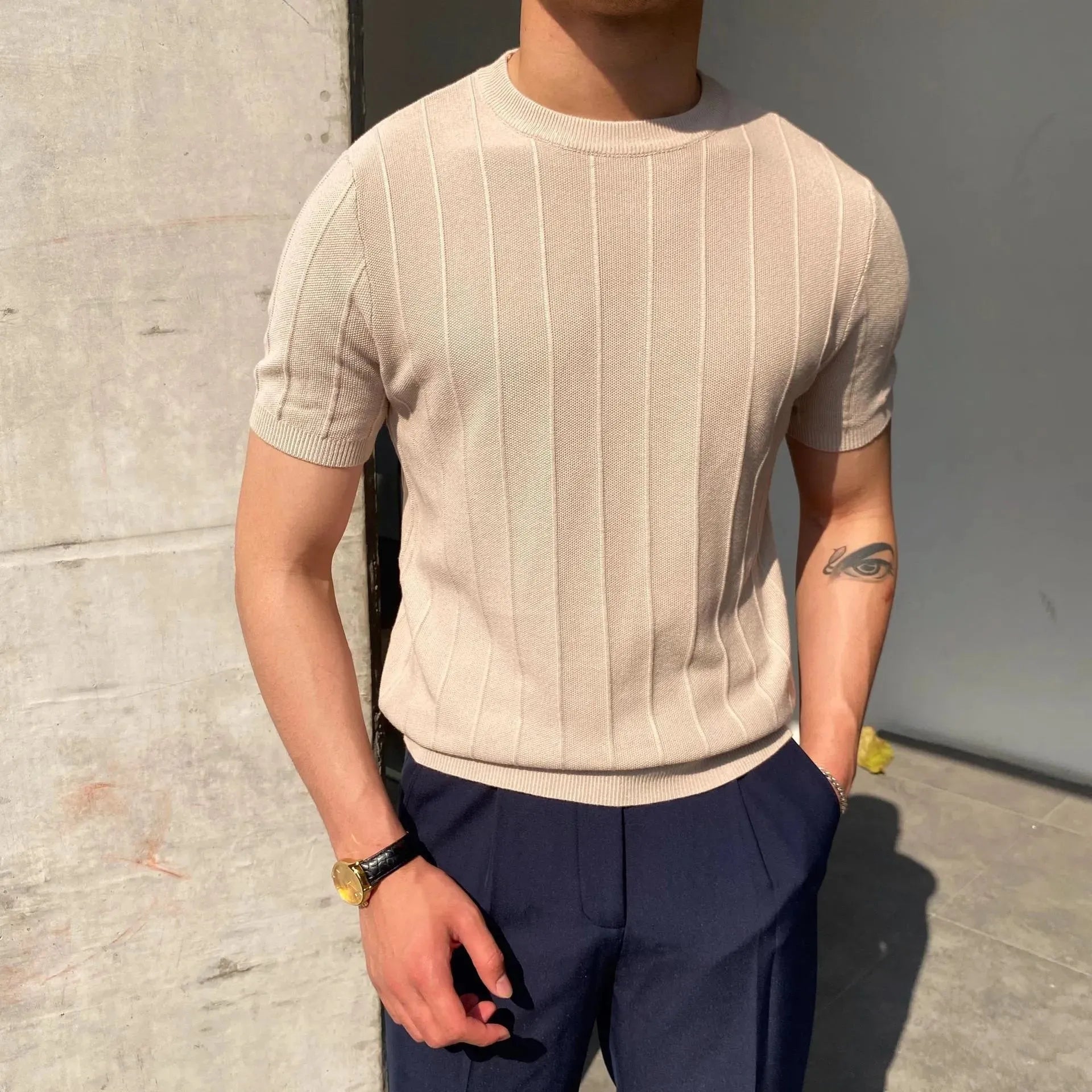 maglietta a maniche corte, maglietta casual, maglietta in poliestere, t shirt estiva, maglietta uomo, maglietta bianca, maglietta nera, maglietta beige, maglietta a maniche corte uomo, t shirt casual uomo, maglietta estiva uomo, maglietta poliestere uomo, t shirt uomo estiva bianca, t shirt uomo estiva nera, t shirt uomo estiva beige, maglietta casual uomo in poliestere bianca e nera