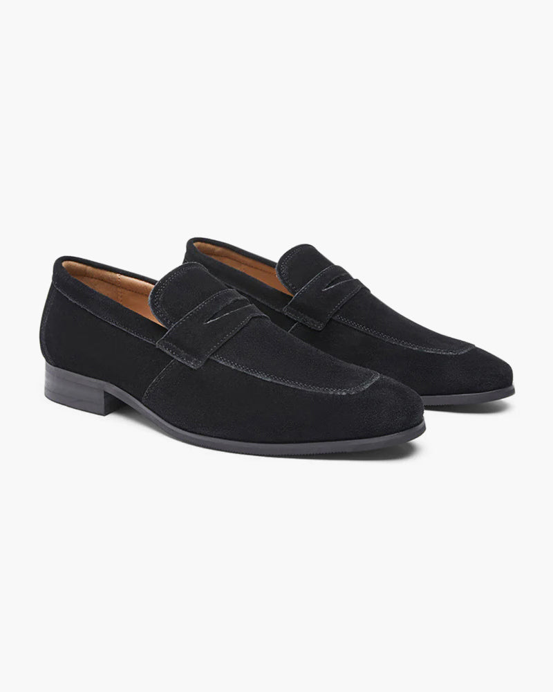 mocassini in camoscio, calzature eleganti, scarpe in pelle, mocassini di lusso, scarpe artigianali, moda uomo, mocassini in camoscio marrone, calzature di qualità superiore, scarpe raffinate, mocassini classici, stile uomo contemporaneo, calzature maschili fatte a mano, moda maschile sofisticata, scarpe di pelle pregiata, mocassini fashion uomo, eleganza maschile, stile italiano, artigianato