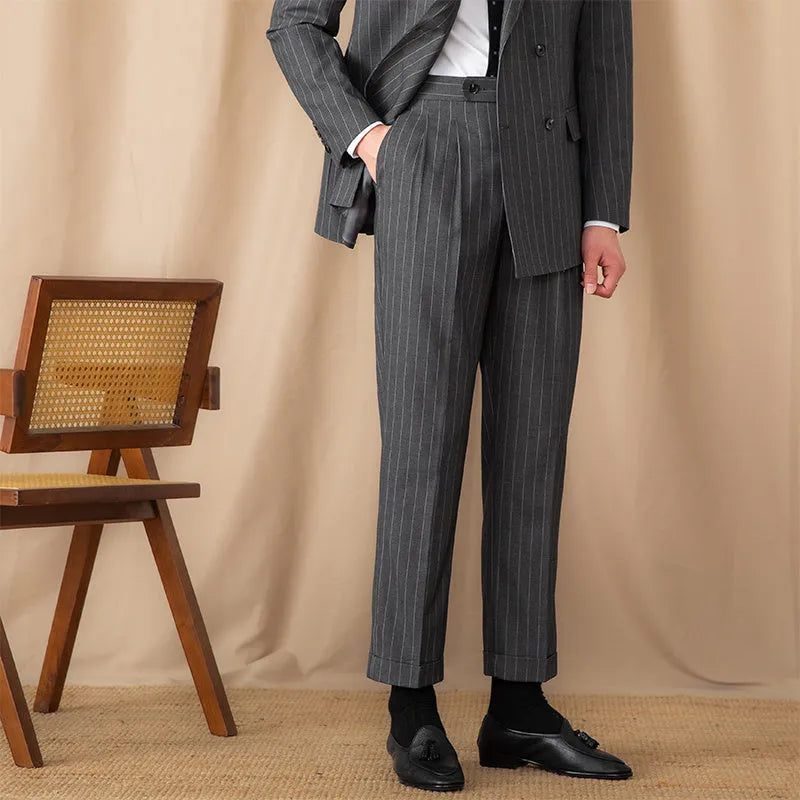 pantaloni gessati, pantaloni formali uomo, pantaloni dritti, pantaloni eleganti uomo, pantaloni elastici, pantaloni grigi, pantaloni ufficio uomo, pantaloni classici uomo, pantaloni maschili per occasioni formali, pantaloni uomo eleganti per lavoro, pantaloni uomo stile classico, pantaloni eleganti grigi, pantaloni dritti per ufficio, pantaloni formali elastici, pantaloni uomo grigi ufficio