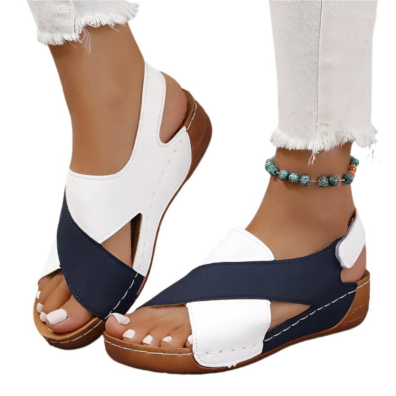 Eleganza e Comfort con Chic et Confort: Sandali Estivi per Ogni Giorno Scopri l'eleganza e il comfort con i nostri sandali estivi che uniscono perfettamente stile e comfort. Ideali per le lunghe giornate estive, questi sandali donna sono progettati per offrire un supporto ottimale mantenendo un aspetto elegante. Il loro design sobrio si adatta a qualsiasi outfit, garantendoti un look chic e informale, sia che tu sia a passeggio che al lavoro. Comfort Incomparabile: