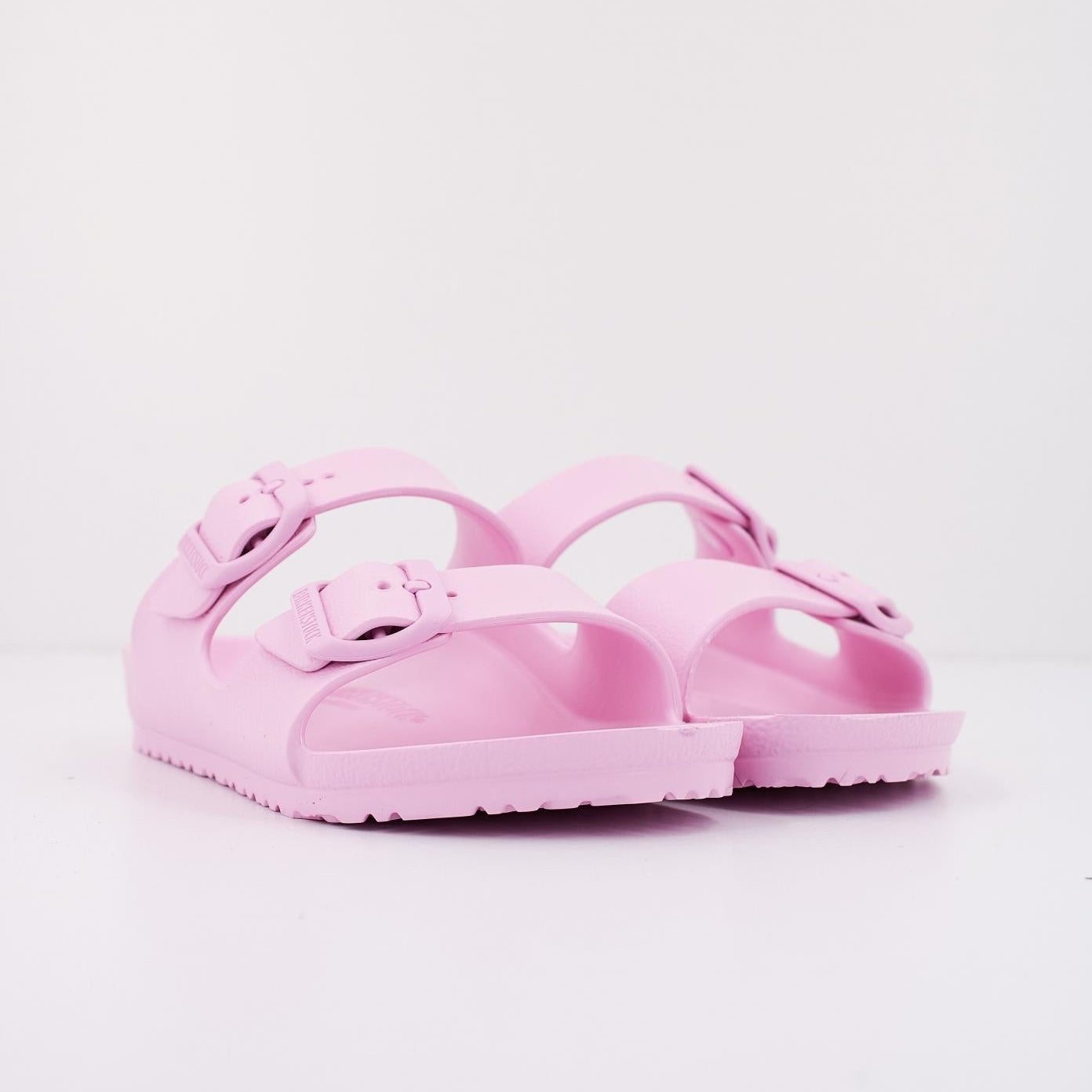 Testo alternativo: Sandali leggeri, sandali estivi, sandali gomma, sandali comodi, sandali casual, sandali antiscivolo, sandali rosa. Questi sandali rosa sono progettati per l’estate. Sono realizzati in gomma antiscivolo per garantire comfort e sicurezza, ideali sia per il tempo libero che per attività quotidiane, grazie a un design casual e leggero che offre praticità e stile durante le giornate calde.