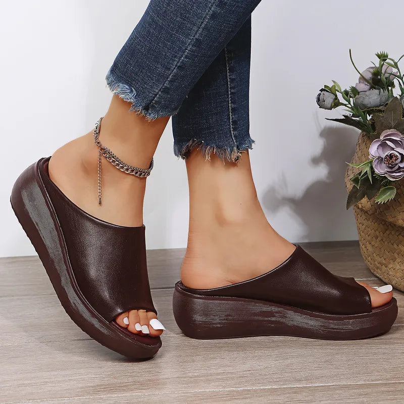 Sandales Orthopédiques Tania – Confort et soutien toute la journée avec style Confort Incomparabile per Ogni Passo I Sandali Ortopedici Tania offrono un supporto ottimale mantenendo un'eleganza senza tempo. Progettati per garantire un comfort duraturo, sono ideali per le giornate attive, pur offrendo uno stile versatile. Il loro design ergonomico e la suola imbottita assicurano una stabilità massima, trasformando ogni passo in un momento di leggerezza e comfort.