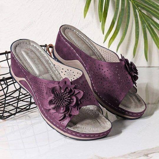 Scopri il Comfort degli Eleganti Sandali Ortopedici con Plantare in Morbida Pelle I nostri sandali ortopedici sono la scelta perfetta per chi cerca sandali comodi e sofisticati per l'estate. Progettati con il benessere e lo stile in mente, questi sandali donna fondono comfort e eleganza. 01 | Design Leggendario e Confortevole Il cuore di questi sandali è una suola studiata nei minimi dettagli che simula la camminata sulla sabbia, offrendo un comfort duraturo. Il design avanzato fornisce supporto plantare,