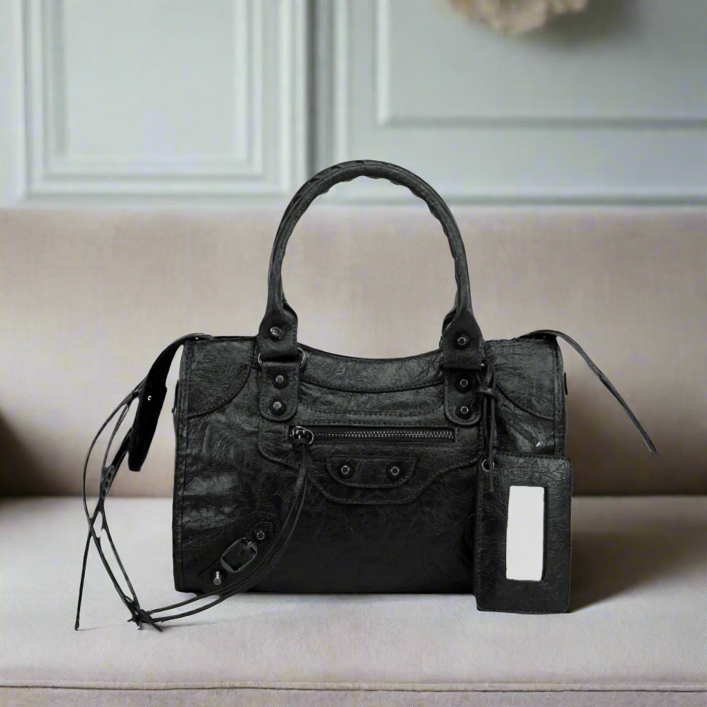 Scopri l'Eleganza con il Sac à Main en Cuir Véritable – Élégance Intemporelle e Finitura Artisanale Afferma il tuo stile con un accessorio indispensabile che unisce raffinatezza e funzionalità. Questa borsa a mano in pelle, realizzata con cura da artigiani qualificati, offre un aspetto sofisticato adatto a tutte le occasioni. Progettata per accompagnarti quotidianamente in ogni evento, si distingue per la qualità dei suoi materiali, le finiture impeccabili e il design senza tempo.