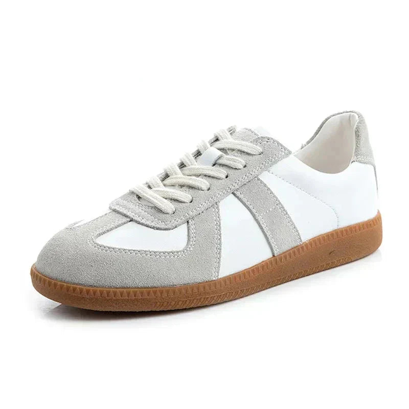 Scopri il Confort e lo Stile con le Sneaker Aurora Esplora l'unione perfetta di comodità e moda con le Sneaker Aurora. Queste sneakers da donna non sono solo un festino per gli occhi, ma offrono anche un comfort eccezionale e una durata imbattibile. Ideali per una lunga passeggiata, per andare al lavoro o per una giornata rilassante in città, queste scarpe assicurano che sarai sempre pronta e ben attrezzata. Cuoio premium autentico: Un materiale durevole e traspirante che si adatta perfettamente ai tuoi.
