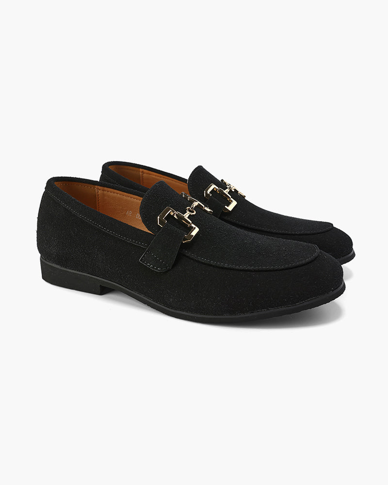 mocassini di lusso, calzature eleganti uomo, slip on pelle, scarpe uomo formali, mocassini in pelle scamosciata, scarpe per ogni occasione, mocassini sofisticati, mocassini raffinati, design senza tempo, scarpe eleganti uomo in pelle, mocassini classici uomo, stile maschile raffinato, scarpe comode e chic, moda uomo elegante, calzature versatili, mocassini uomo casual chic, stile essenziale