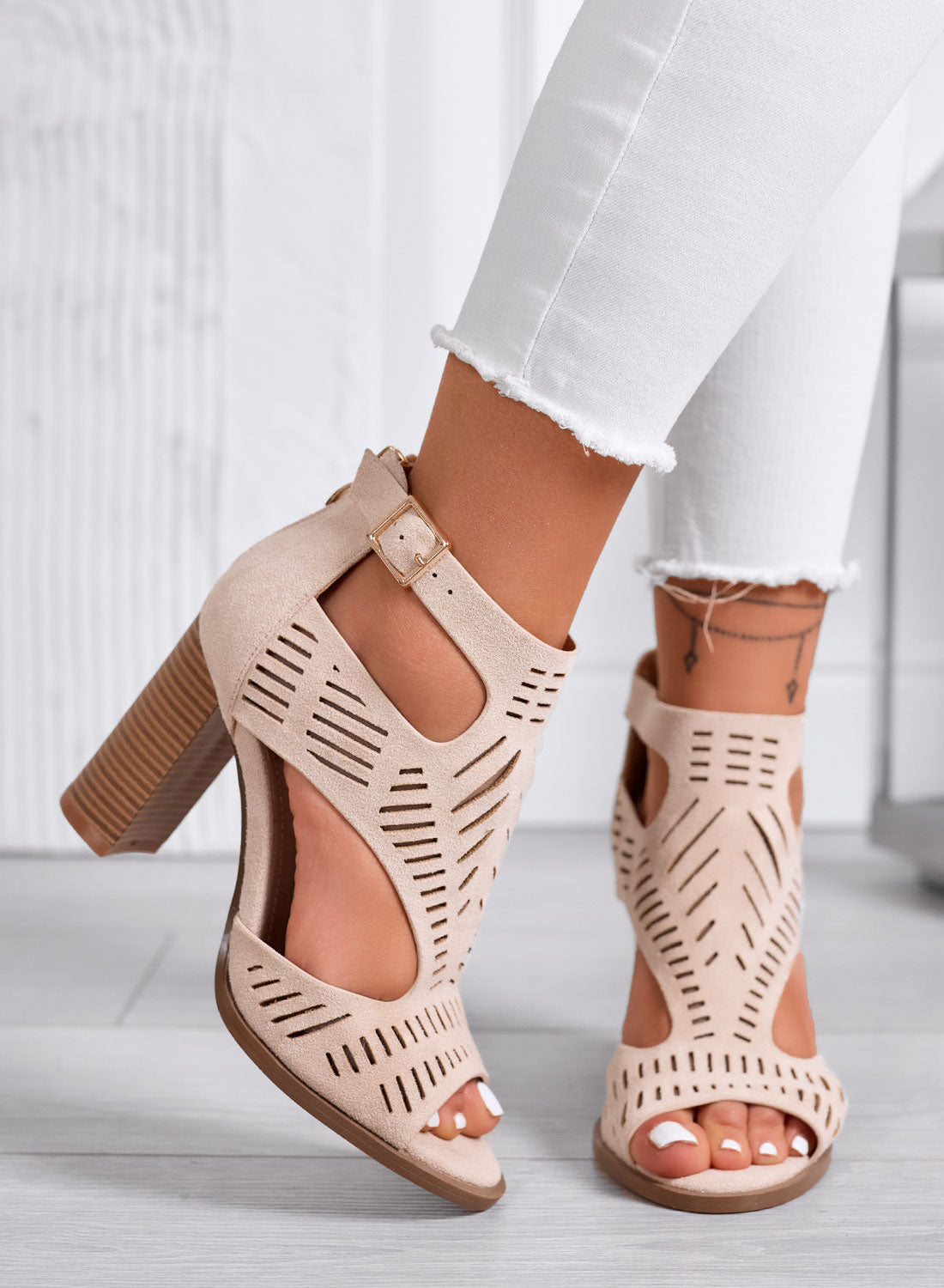 MILLER - Sandali beige perforati con tacco largo effetto legno