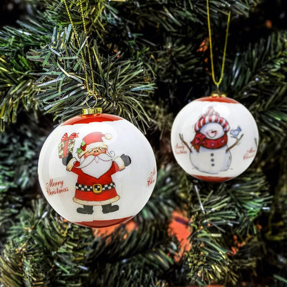 boules de noël en verre sur un sapin