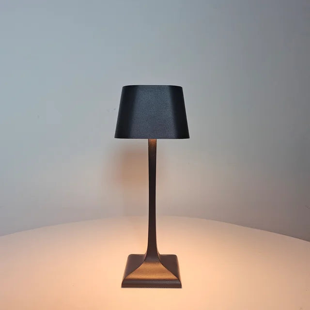 lampe de bureau led moderne éclairant un espace de travail