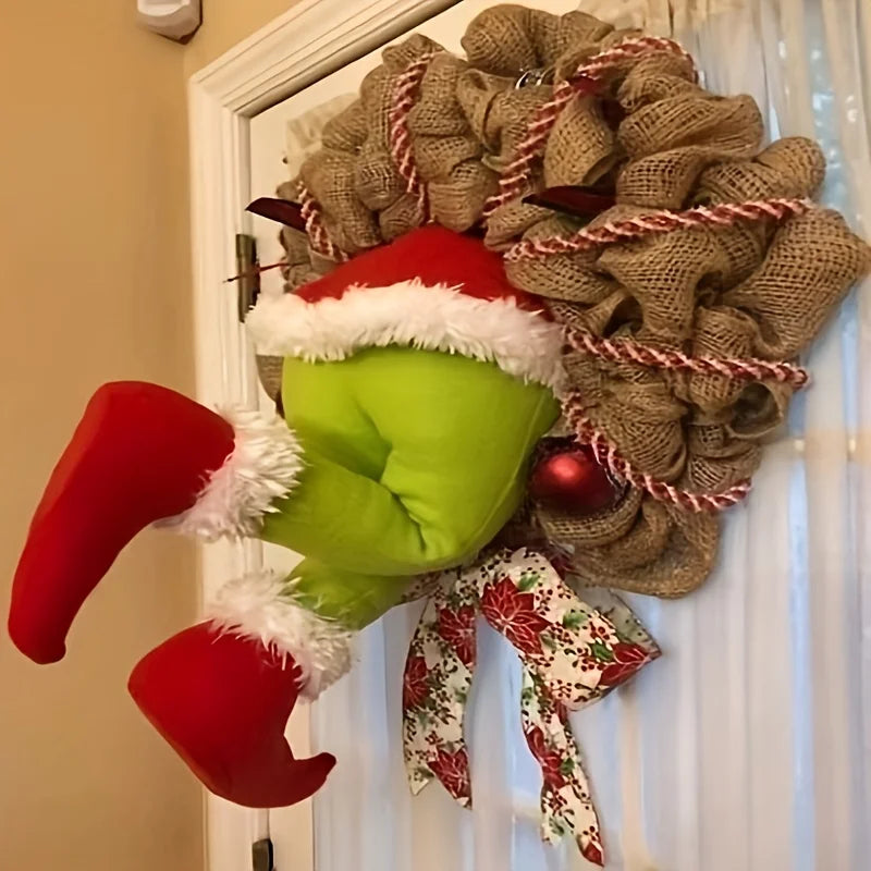 Couronne de noël avec décoration festive sur une porte