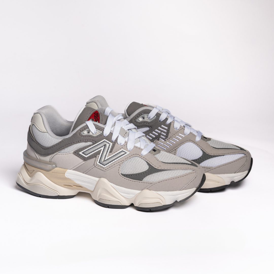 sneaker new balance, new balance 9060, scarpe in pelle scamosciata, grey new balance, new balance 9060 grey, nb 9060, new balance 327 grey, new balance sneakers for men, new balance mens shoes. Sneakers New Balance in pelle scamosciata grigia, modelli 9060 e 327, scarpe da uomo dallo stile sportivo e moderno, ideali per ogni occasione casual, rifinite con dettagli e design iconico del brand NB, pensate per comfort e versatilità nella moda maschile.