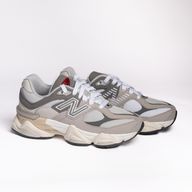 sneaker new balance, new balance 9060, scarpe in pelle scamosciata, grey new balance, new balance 9060 grey, nb 9060, new balance 327 grey, new balance sneakers for men, new balance mens shoes. Sneakers New Balance in pelle scamosciata grigia, modelli 9060 e 327, scarpe da uomo dallo stile sportivo e moderno, ideali per ogni occasione casual, rifinite con dettagli e design iconico del brand NB, pensate per comfort e versatilità nella moda maschile.
