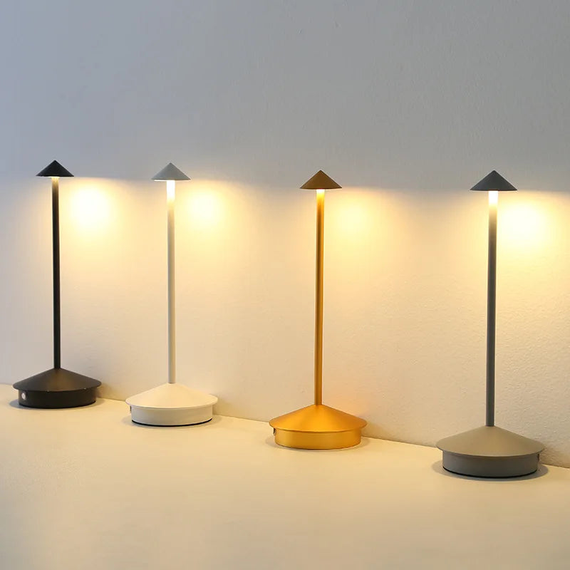 lampe de table led tactile moderne sur une table