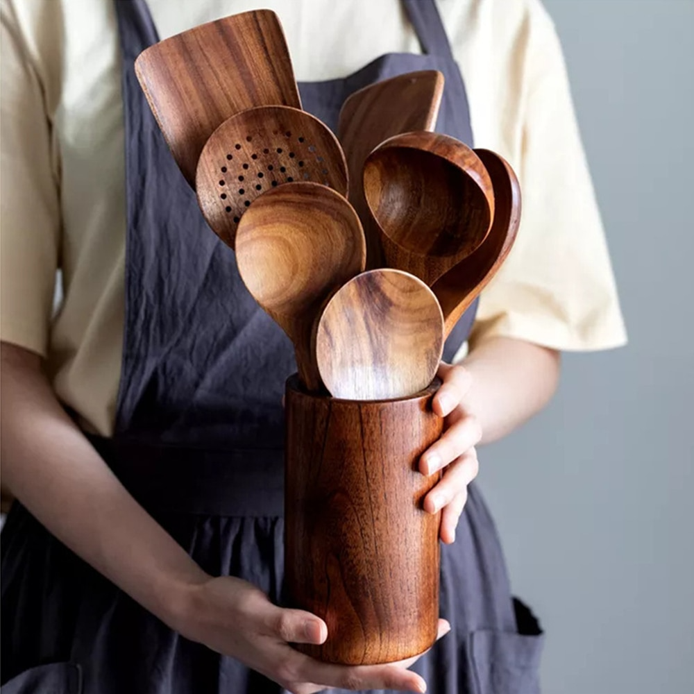 ensemble d'ustensiles de cuisine en bois sur un plan de travail