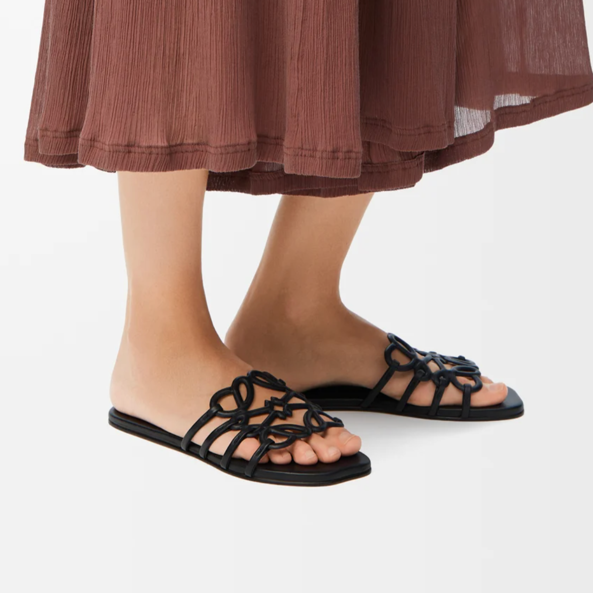 sandali donna, sandali estivi, sandali aperti, sandali design, sandali minimalisti, sandali di lusso, calzature estive donna, sandali comodi, sandali moda donna. Immagine che mostra una selezione di sandali donna dallo stile contemporaneo, design aperto e minimalista, ideali per l’estate. Le calzature sono comode e rappresentano la moda donna attuale, aggiungendo un tocco di lusso e comfort al guardaroba estivo.