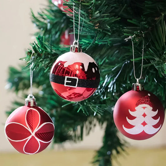 Boules de Noël sur un sapin décoré avec des accessoires de fête