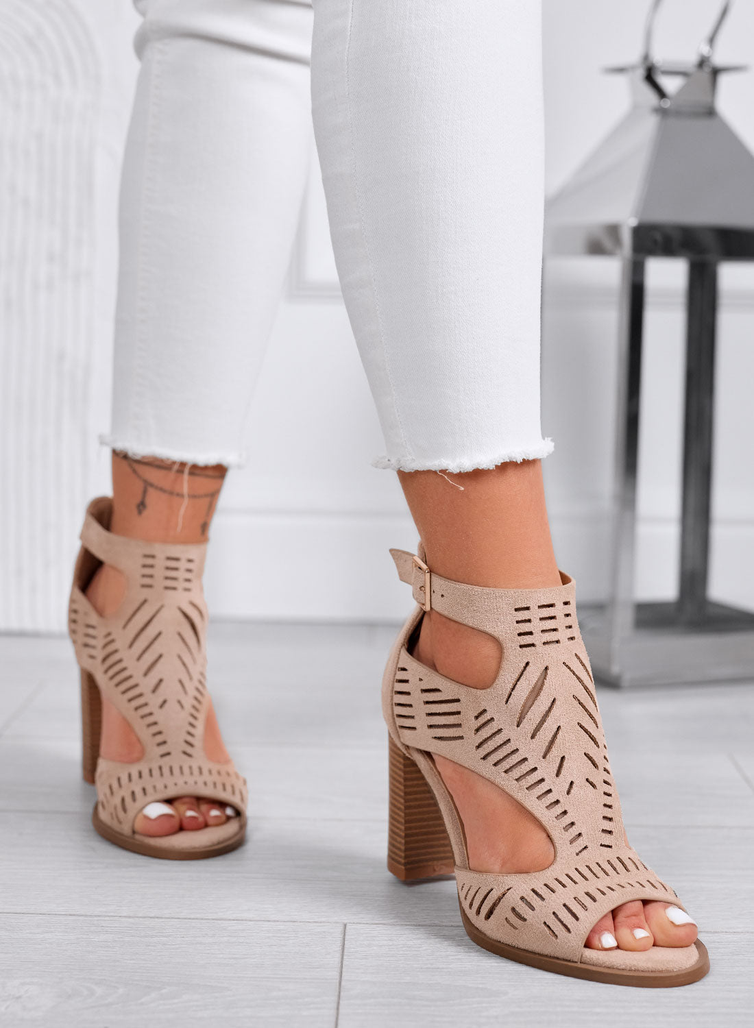 MILLER - Sandali marroni perforati con tacco largo effetto legno