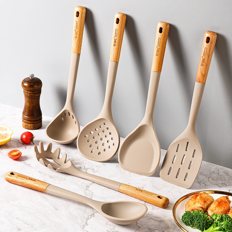 ustensiles de cuisine incluant une spatule en silicone