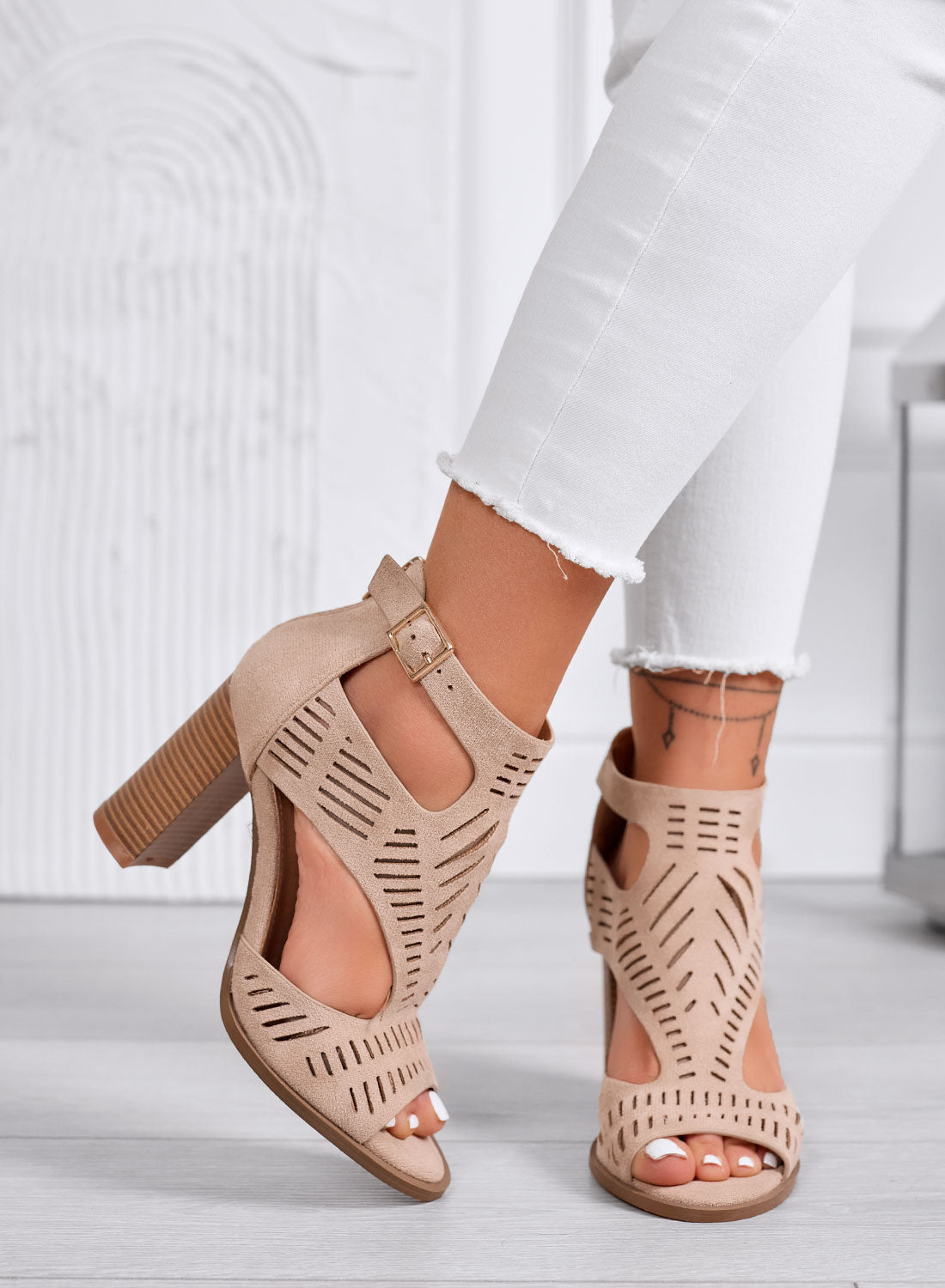 MILLER - Sandali marroni perforati con tacco largo effetto legno