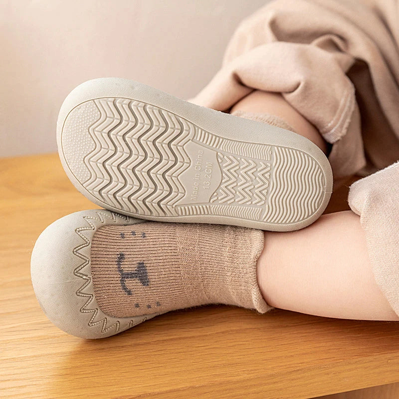 Chaussons pour premiers pas d'un enfant