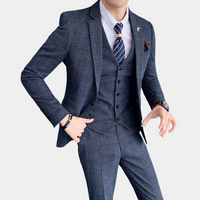 abito uomo elegante, abito tre pezzi, completo a quadri, abito moda uomo, abito versatile, elegante, stile, completo, giacca, pantaloni, abbigliamento maschile raffinato, vestito con tessuto a quadri, look maschile sofisticato, abbigliamento elegante, giacca coordinata ai pantaloni, stile moderno uomo, moda maschile versatile, abbigliamento formale uomo, completo sartoriale uomo raffinato