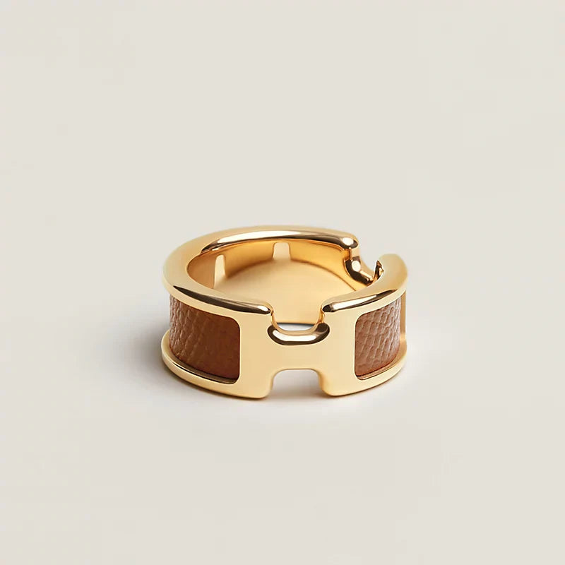 Testo alternativo: anello elegante, anello timeless, anello moda. Immagine raffigurante un anello elegante e senza tempo, ideale per completare qualsiasi look moda con stile e raffinatezza. Questo anello timeless si distingue per un design moderno ma classico, indicato per chi cerca accessori moda versatili e sempre attuali. L’anello moda aggiunge un tocco sofisticato ad ogni abbinamento, perfetto per occasioni speciali o uso quotidiano.