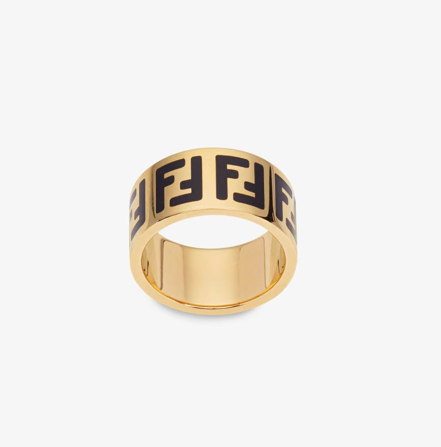 Anello moderno poggiato su una superficie chiara, caratterizzato da un design contemporaneo e linee minimaliste. Il gioiello riflette la luce e si distingue per la sua eleganza, tipica degli accessori di tendenza. I dettagli stilistici evidenziano la lavorazione moderna e solida del materiale, rendendolo adatto a uno stile urbano e sofisticato. Parole chiave: anello moderno.