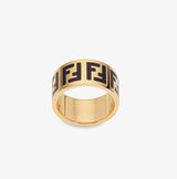 Anello moderno poggiato su una superficie chiara, caratterizzato da un design contemporaneo e linee minimaliste. Il gioiello riflette la luce e si distingue per la sua eleganza, tipica degli accessori di tendenza. I dettagli stilistici evidenziano la lavorazione moderna e solida del materiale, rendendolo adatto a uno stile urbano e sofisticato. Parole chiave: anello moderno.