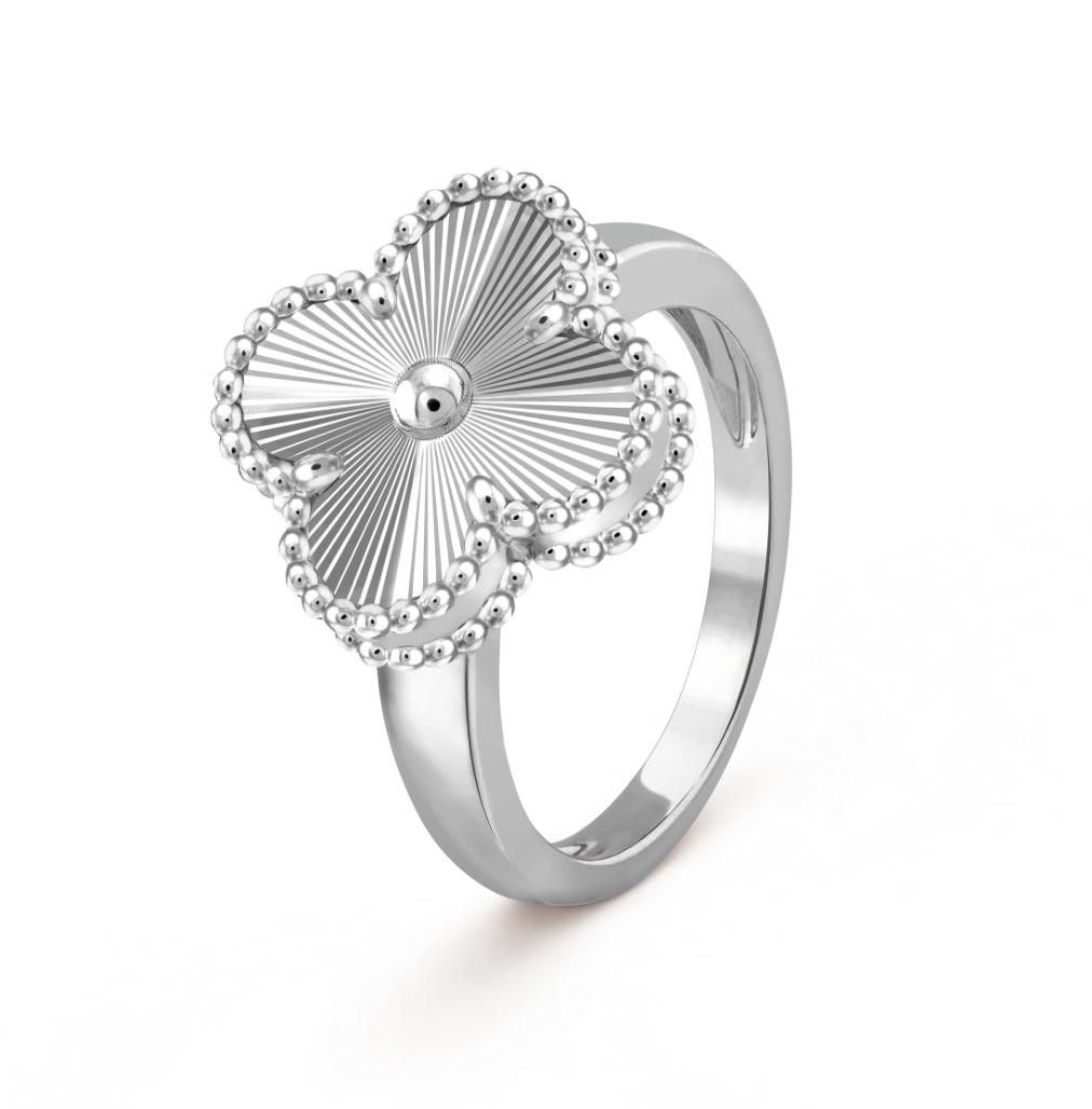 anello quadrifoglio, gioiello quadrifoglio, anello elegante donna, anello argento donna, anello grande. Primo piano di un anello elegante da donna a forma di quadrifoglio, realizzato in argento lucido. Il design raffinato mette in risalto la grandezza del gioiello, perfetto per chi cerca un accessorio distintivo. Lo sfondo neutro valorizza la brillantezza del materiale e la particolare forma a quadrifoglio dell’anello.