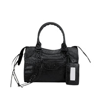 Scopri la borsa a mano in pelle dal design raffinato e qualità superiore. Questa borsa elegante donna è perfetta per completare look chic in ogni occasione. Realizzata con cura, la borsa artigianale pelle unisce stile e durata, rendendo la borsa a mano in pelle un accessorio immancabile.