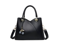 Testo alternativo: borsa a tracolla, borsa con cerniera, borsa ciliegia, borsa a spalla, borsa a mano, borsa con scomparti interni, crossbody bag, everyday bag, shoulder bag, tote bags for women, purse, borsa multi purpose bag, sling bag women. Queste parole chiave descrivono vari tipi di borse femminili adatte per l'uso quotidiano, con diversi stili, colori e funzioni per soddisfare ogni esigenza.