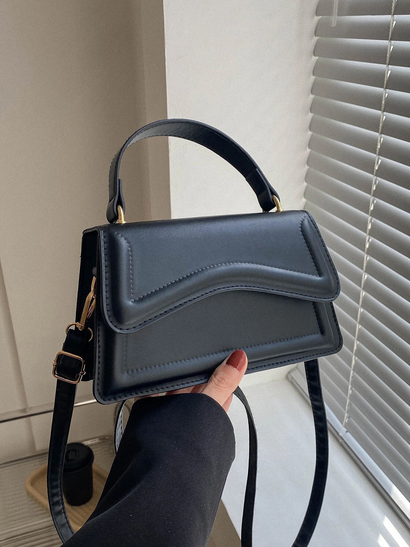 borsa a tracolla, borsa elegante, borsa in similpelle, borsa moderna, borsa minimalista, borsa con manico, borsa compatta, borsa con chiusura magnetica, borsa multifunzionale, borsa casual chic, borsa a tracolla, borsa elegante, borsa in similpelle, borsa moderna, borsa minimalista, borsa con manico, borsa compatta, borsa con chiusura magnetica, borsa multifunzionale, borsa casual chic