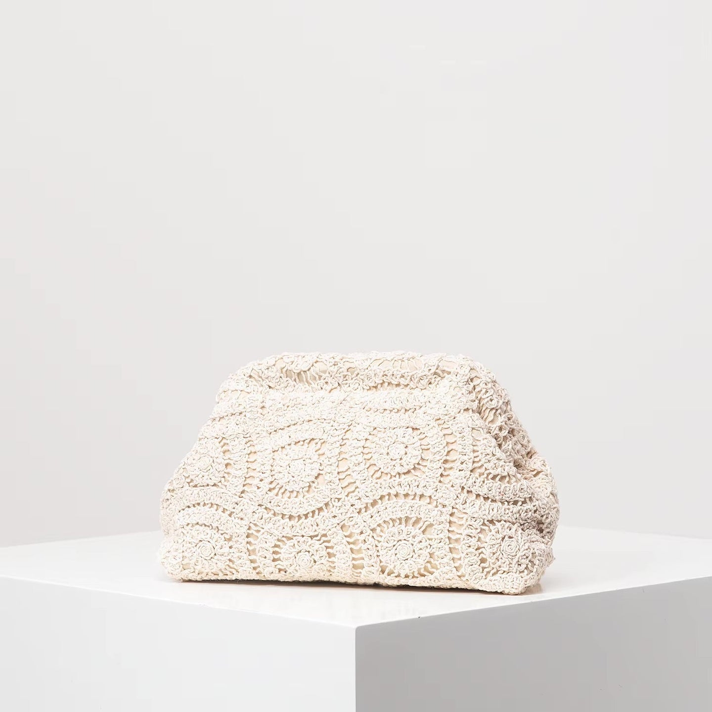 borsa boho, pochette intrecciata, borsa estiva, borsa casual, borsa vintage, accessori boho, borsa intrecciata, moda bohemien, moda boho, borsa compatta, borsa da vacanza, clutch bag bohemien, accessorio moda boho, borsa in poliestere intrecciato. Borsa compatta in poliestere intrecciato, ideale per look boho estivi e casual, perfetta come clutch bag o accessorio versatile da portare in vacanza.