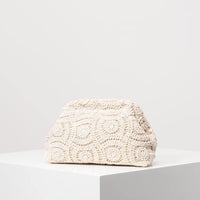 borsa boho, pochette intrecciata, borsa estiva, borsa casual, borsa vintage, accessori boho, borsa intrecciata, moda bohemien, moda boho, borsa compatta, borsa da vacanza, clutch bag bohemien, accessorio moda boho, borsa in poliestere intrecciato. Borsa compatta in poliestere intrecciato, ideale per look boho estivi e casual, perfetta come clutch bag o accessorio versatile da portare in vacanza.