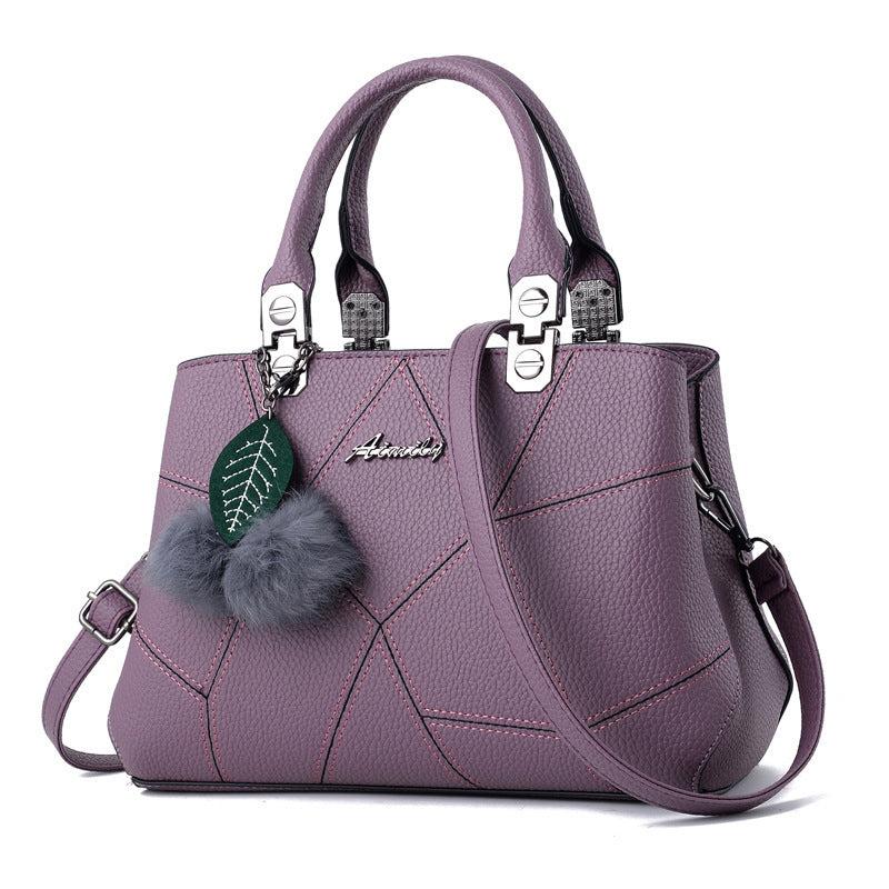 Aggiungi un tocco di sofisticatezza al tuo stile con Élégance Urbaine - Sac à mano geometrico con pendente in perla La borsa geometrica Élégance Urbaine è l'accessorio perfetto per tutte le fashioniste moderne. Realizzata in PU, unisce durata ed estetica. Con il suo design unico e l'affascinante pendente in perla, questa borsa è ideale per elevare qualsiasi outfit. Che tu vada al lavoro o a una serata speciale, questo accessorio farà girare la testa. Eleva il tuo stile a nuovi livelli con Élégance Urbaine. 